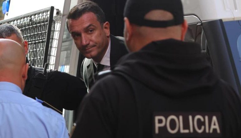 VELIAJ KËRKON ZËVËNDËSIMIN E MASËS “ARREST ME BURG”/ Nis seanca në GJKKO, kryebashkiaku i pranishëm në gjykatë