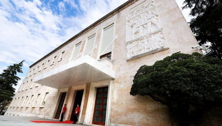 QEVERIA MERR VENDIMIN/ Pagat e administratës indeksohen me 2.5%. Përfitojnë gjyqtarët, prokurorët e Presidenti