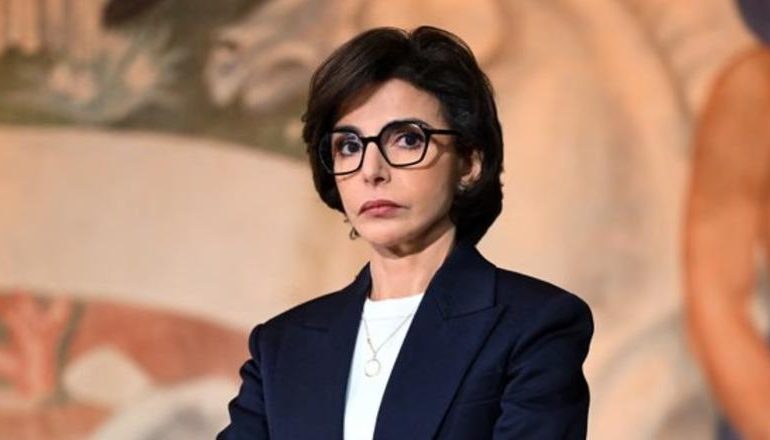 BETEJA PËR PARISIN/ A do të mundet Rachida Dati t’u rezistojë skandaleve dhe të bëhet kryebashkiake?