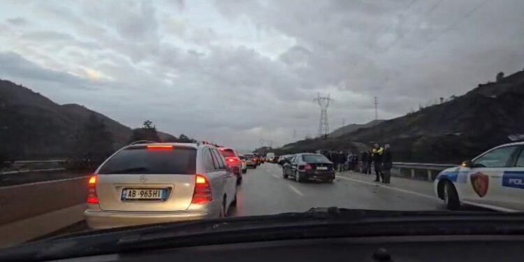 AKSIDENT I RËNDË NË AUTOSTRADËN TIRANË-ELBASAN/ 4 makina përplasen me njëra-tjetrën
