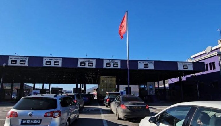 E PËSON KEQ/ Me municion luftarak dhe 4 armë të ftohta në makinë, Policia e Kukësit arreston 39-vjeçarin