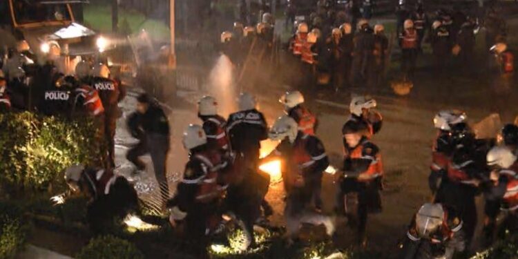 PROTESTA/ Militantët hodhën flakadanë e gurë, 4 efektivë policie pësuan djegie e dëmtime fizike