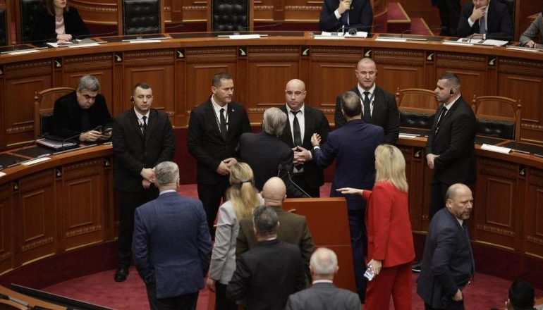 KUVEND/ Debate për Ballukun, deputetët e PD bllokojnë foltoren sapo i ndërpritet fjala Berishës