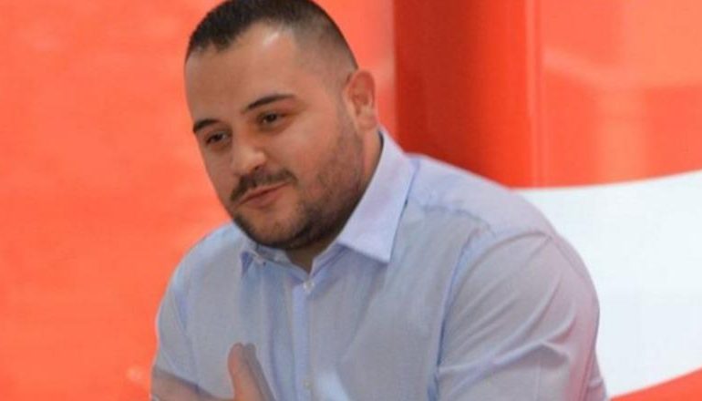 I VURI GJOBË 20 MIJË EURO ZYRTARIT TË SHËNDETIT PUBLIK/ Arrestohet gazetari Elio Laze! I sekuestrohen 5 mijë euro cash
