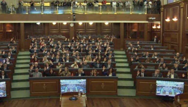 KRIZA POLITIKE 1-VJEÇARE/ Kuvendi i Kosovës miraton Planin e Rritjes të BE-së! Vetëm Lista Serbe nuk e voton