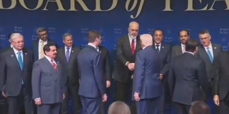 BORDI I PAQES/ Trump shtrëngon duart me Ramën, nis mbledhja e parë