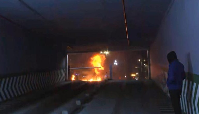 PROTESTA E PD/ Militantët e Berishës nuk kursejnë as xhaminë, MOMENTI ku hedhin molotov pranë besimtarëve