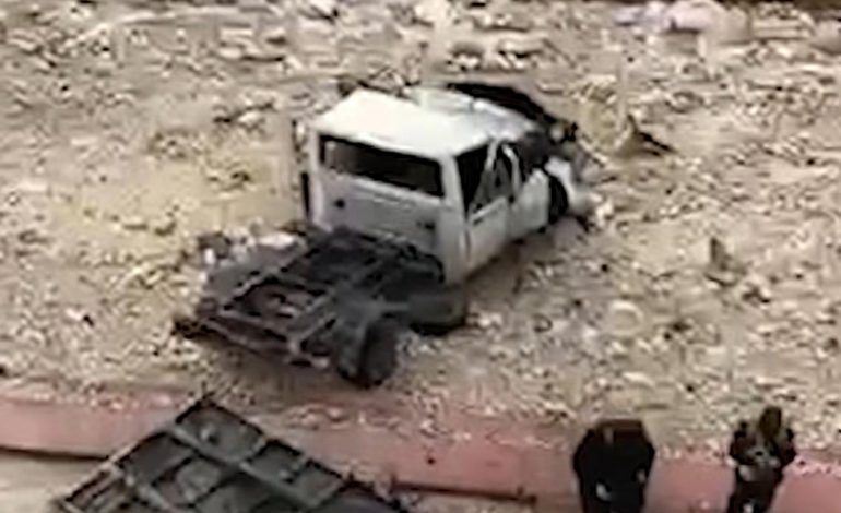 AKSIDENT I FRIKSHËM/ Kamioni del nga rruga dhe përfundon në bregdetin e Vlorës, drejtuesi në gjendje të rëndë