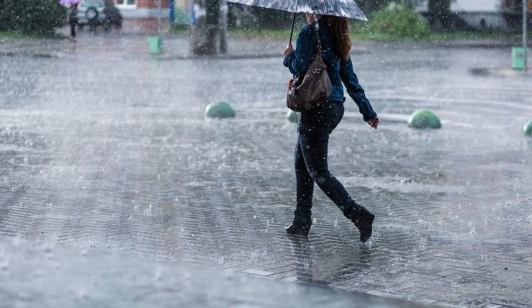 PARASHIKIMI PËR SOT/ Mot i paqëndrueshëm në të gjithë vendin, reshje shiu dhe bore në zonat malore