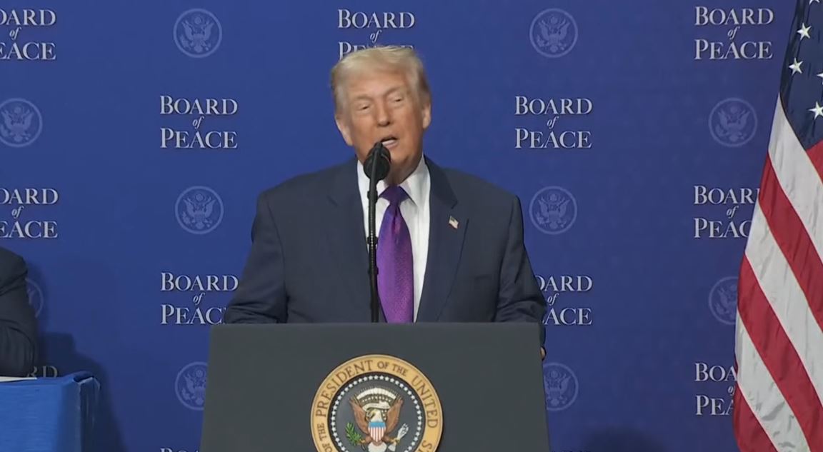  ARRITA MARRËVESHJE MES KOSOVËS DHE SERBISË   Trump  Vjosa Osmanit  Kur nuk shkoni mirë më telefononi mua