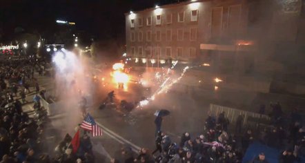 PROTESTA/ Pas hedhjes së fishekzjarreve dhe molotovëve ndaj Kryeministrisë, protestuesit i drejtohen godinës së Kuvendit
