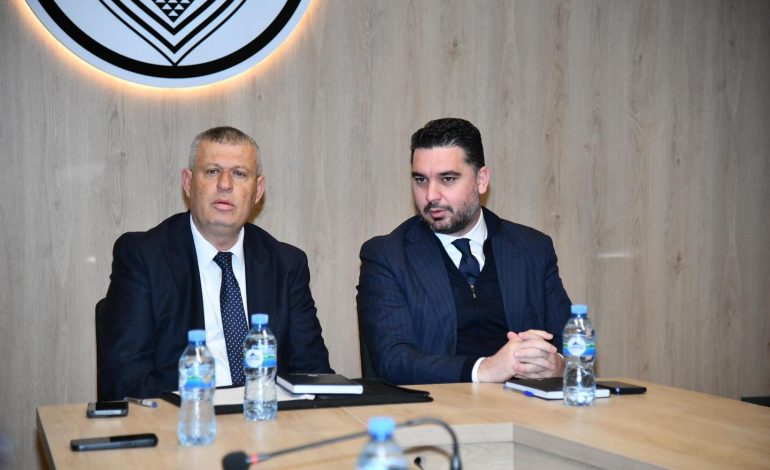 SHKËLQIM HAJDARI NË KAVAJË/ Prefekti i Tiranës takohet me kryebashkiakun Qosja