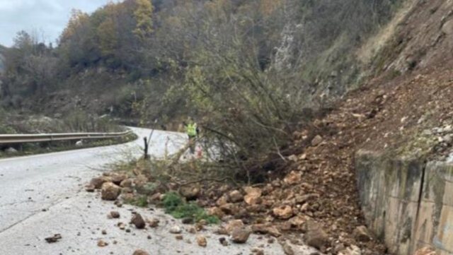 TJETËR PROBLEM/ Çahet rruga Skrapar-Përmet, bllokohet prej 3 orësh hyrja për në qytet