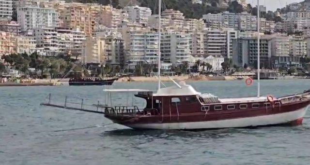 MOTI I KEQ, JEP ALARMIN E KUQ/ Pezullohet lundrimi për mjetet e vogla në Sarandë, Ksamil dhe Borsh