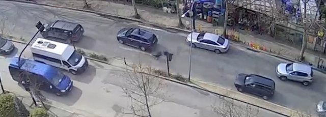 PUBLIKOHEN PAMJET/ 7-vjeçari po lypte, PËRPLASET nga makina në Tiranë teksa përpiqej të merrte paratë në tokë
