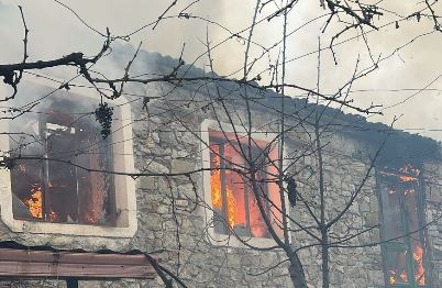 ZJARR NË MALIQ/ Banesa përfshihet nga flakët, familjarët ishin në gjumë