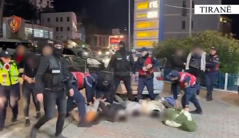 I MORI SECILIT 2500 EURO/ U kap duke transportuar 5 emigrantë ilegalë, arrestohet 35-vjeçarja nga Rrogozhina