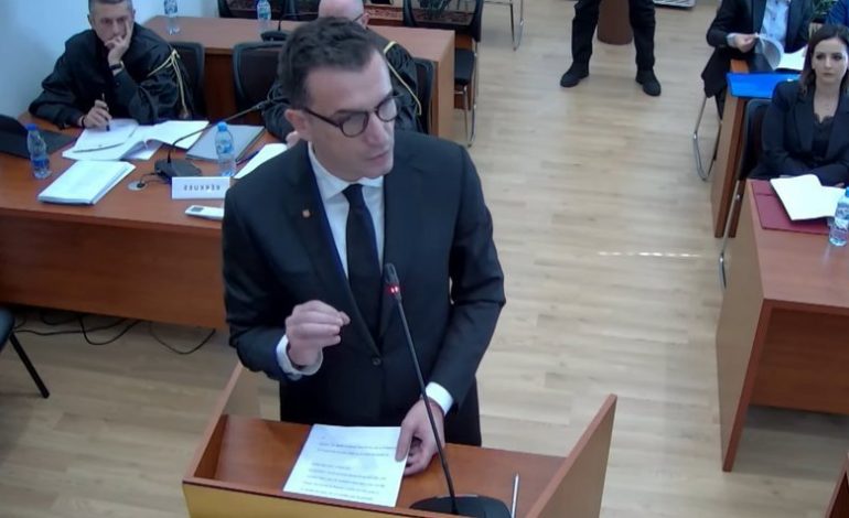 VELIAJ LARGOHET NGA SEANCA PARAPRAKE NË GJKKO/ Gjyqtarja nuk pranoi që ai të mbrohej efektivisht
