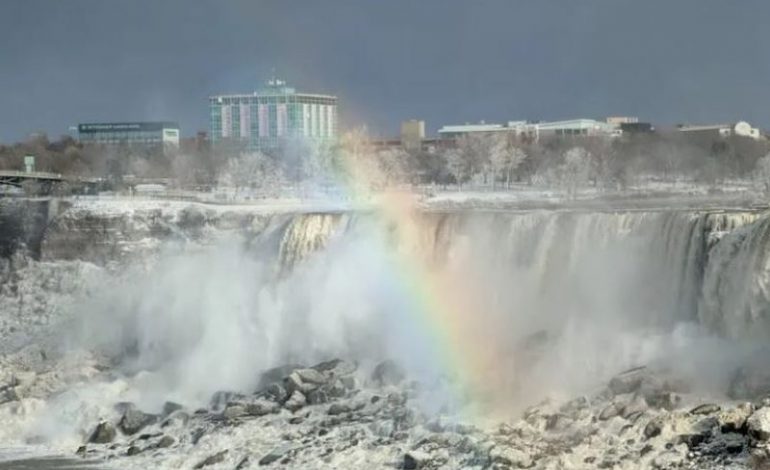 SPEKTAKËL I JASHTËZAKONSHËM/ Ujëvara e Niagarës ‘ngrin’ nga akulli