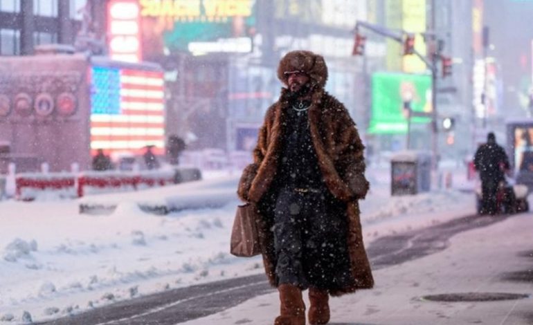 NEW YORKU I PARALIZUAR NGA BORA/ 3 mijë fluturime të anuluara, trenat të bllokuar, trafiku ndalohet në Manhattan