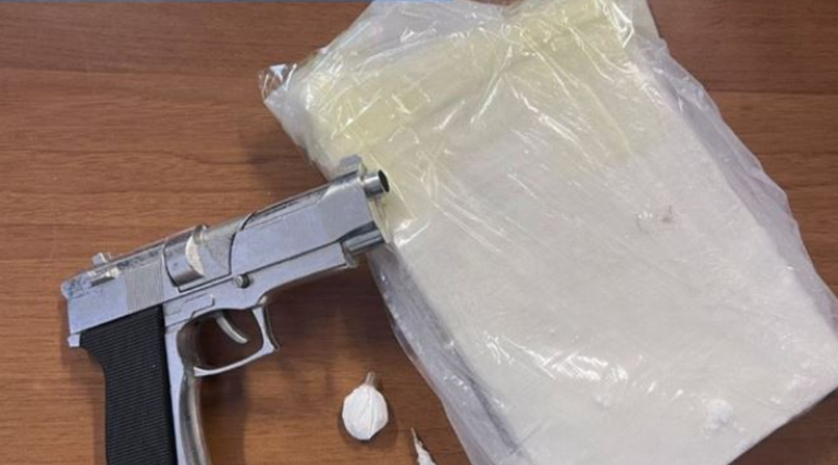 SHQIPTARIT KAPET ME 1 KG KOKAINË/ Mbronte “biznesin” me një pistoletë lodër