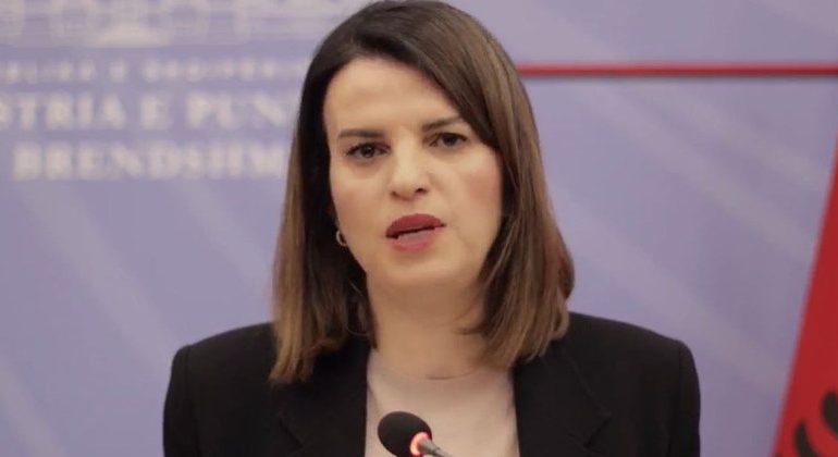 PROTESTA/ Reagon sërish ministrja e Brendshme: Shfaqje e shëmtuar, skenografi e vjetër