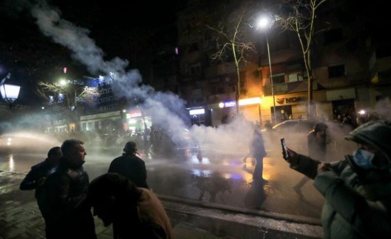 ZHVENDOSEN PROTESTUESIT/ Marshojnë drejt Parlamentit, hidhen sërish molotovë