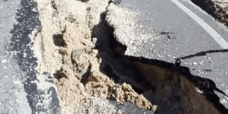 MASIVI SHKËMBOR BIE NË RRUGË/ Bllokohet hyrja e qytetit të Skraparit! Çahet edhe asfalti i rrugës që lidhet me Përmetin
