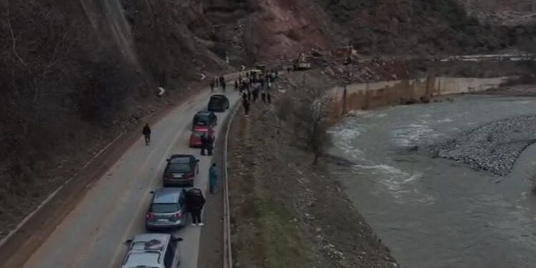 RËNDOHET SITUATA NGA BLOOKIMI I AKSIT RRUGOR LIBRAZHD-QAFË THANË/ Krijohet mbi 20 km radhë makinash