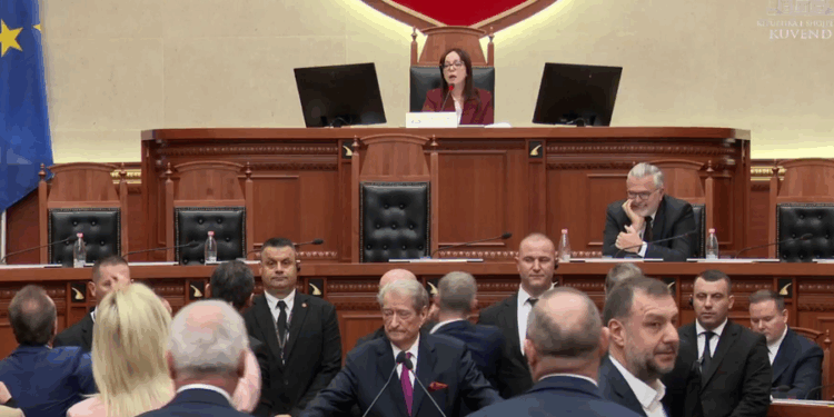 TENSIONE NË KUVEND/ Nërpritet seanca