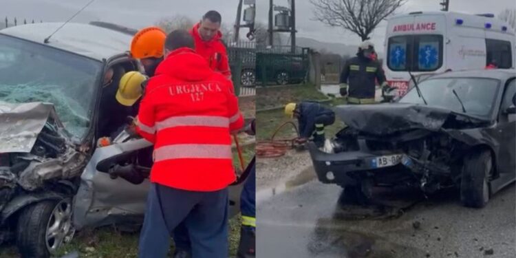 AKSIDENT I FRIKSHËM NË GJIROKASTËR/ 3 të plagosur. Zjarrfikësit nxjerrin shoferin nga mjeti i shkatërruar