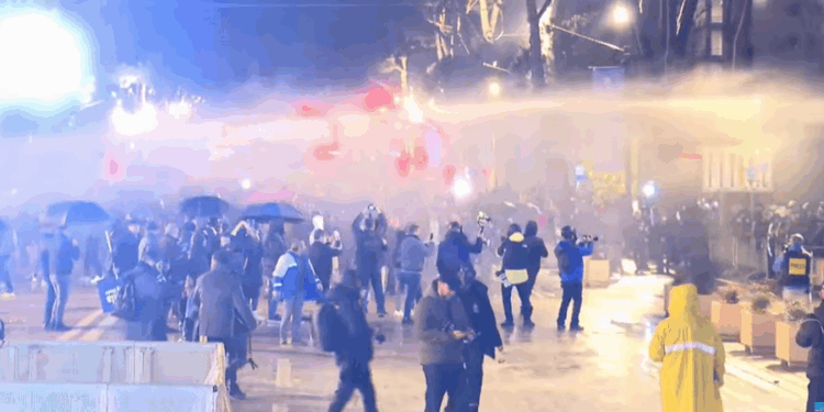 POLICIA TENTON TË SHPËRNDAJË TURMËN ME UJË/ Protestuesit heqin barrierat metalike para Kryeministrisë