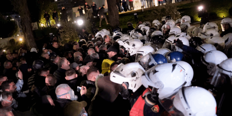 TENSIONE PËRPARA PARLAMENTIT/ Përplasje me policinë, hidhen dhjetëra molotovë