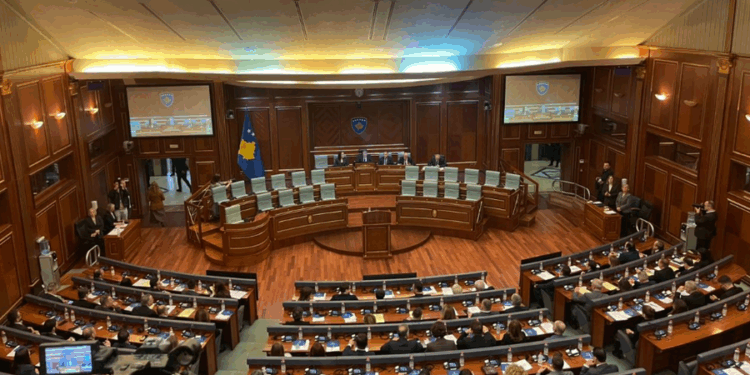 KOSOVË/ Nis seanca konstituive e Kuvendit, pritet propozimi i Haxhiut si kryeparlamentare