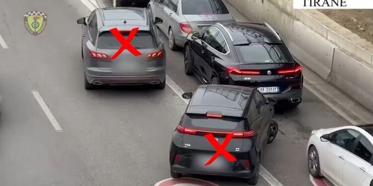 NDËSHKOHEN SHOFERËT E PABINDUR/ 325 gjoba për shkelësit e rregullave të qarkullimit! Hiqen me karrotrec makinat që bllokojnë korsitë