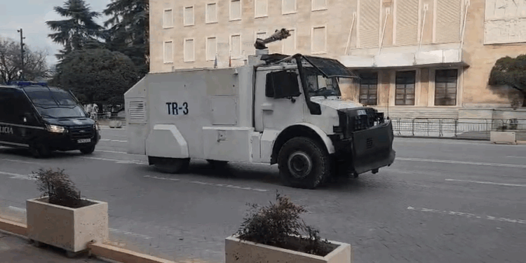 PROTESTA E PD/ “Blindohet” Kryeministria. Policë në shumë institucione dhe rrugët e Tiranës