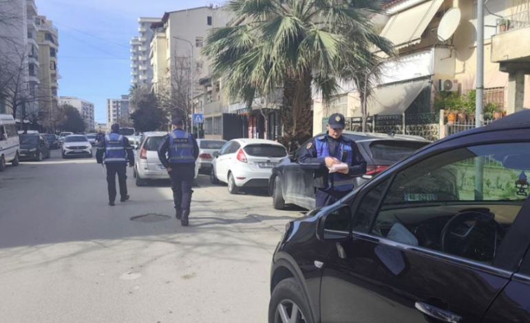 POLICIA AKSION NË VLORË/ Parkimi i dyfishtë dhe zaptimi i hapësirës publike nuk tolerohet më