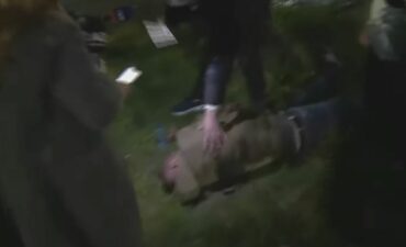 UJË ME PRESION DHE GAZ LOTSJELLËS/ Një protestues humb ndjenjat