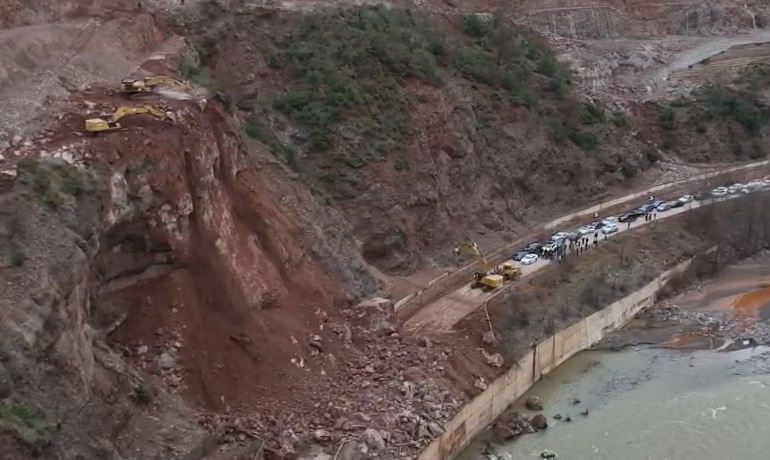 PUBLIKOHEN TË TJERA PAMJE/ Qindra makina të bllokuar prej 5 orësh në aksin Prrenjas-Librazhd, rëndohet situata