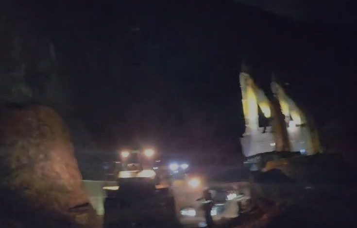 PAS SHTATË ORËSH/ Zhbllokohet aksi Librazhd-Prrenjas pas rrëshqitjes së dherave dhe gurëve