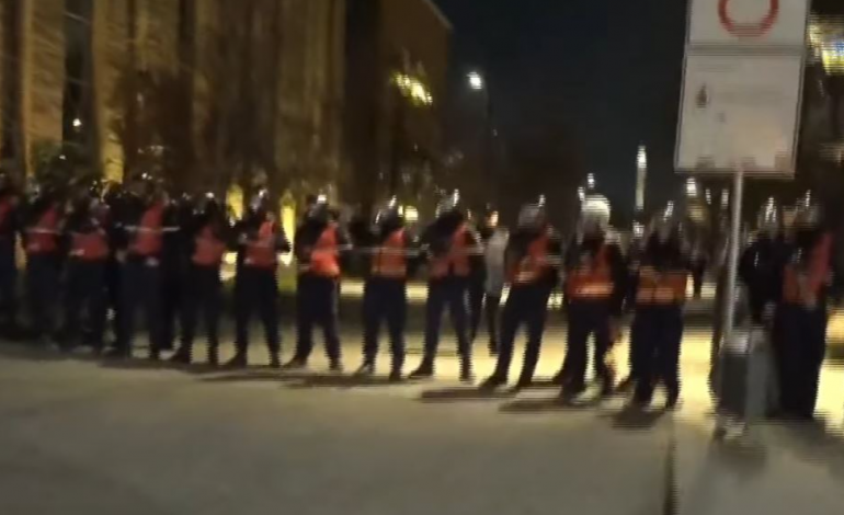 PROTESTA/ Pas Kryeministrisë dhe Drejtorisë së Policisë, protestuesit drejt selisë së PS, “priten” nga Shqiponjat dhe FNSH