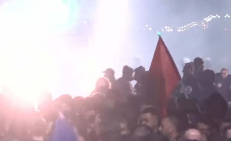 “ËSHTË ME AGASIN”/ Protestuesit synojnë t’i shkojnë Prodës poshtë zyrës, tentohet të çahet kordoni policor