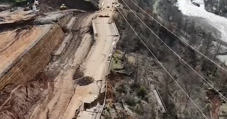PAMJE ME DRON/ Aksi Librazhd-Pogradec shembet plotësisht! Dështon edhe përpjekja për Bypass-in që do të hapej