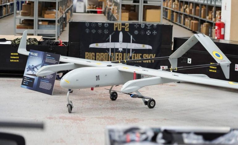 PËRPJEKJE PËR TË RRITUR KAPACITETET USHTARAKE/ Ukraina hap fabrikën e parë të dronëve në Britani