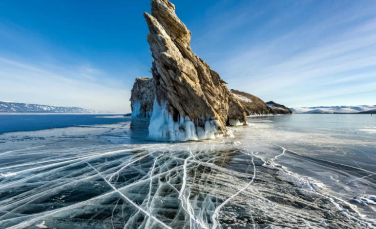 TRAGJEDI NË LIQENIN BAIKAL NË SIBERI/ 7 turistë humbin jetën pasi automjeti i tyre ra në ujërat e akullta