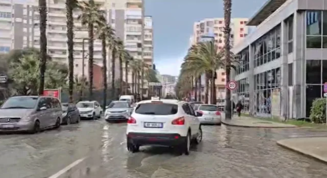 MOTI I KEQ/ Shtrëngata dhe erëra të forta, përmbyten rrugët e Durrësit