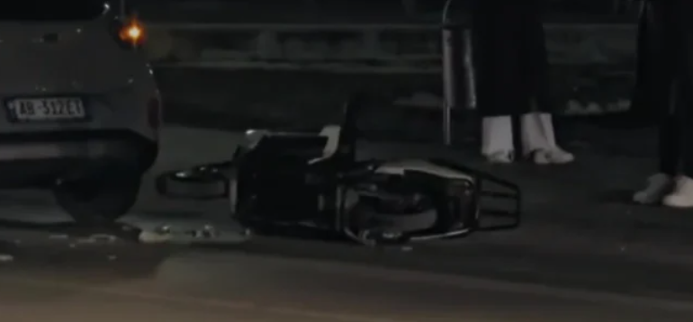 MAKINA PËRPLAS MOTORIN NË LUNGOMARE/ Drejtuesi i motomjetit transportohet me urgjencë në spitalin e Vlorës