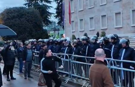 PROTESTA/ Policia “blindon” me kangjella Kryeministrinë, protestuesi gjuan drejt godinës me…