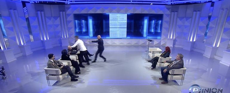 PLAS GRUSHTI NË STUDIO/ Berat Buzhala godet Albatros Rexhajt. Ndërhyn Blendi Fevziu