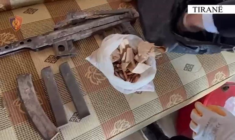 E PËSON KEQ/ E kishte kthyer shtëpinë në ‘arsenal armësh’, arrestohet 63-vjeçari në Tiranë